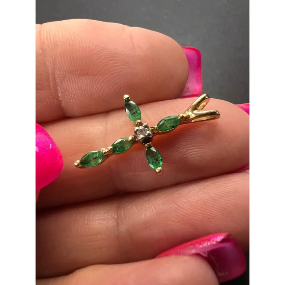 14k gold emerald diamond cross pendant - Picture 5 of 11